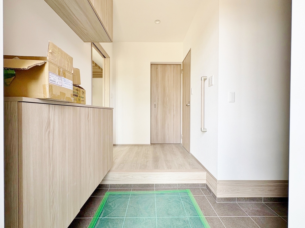 明るさと清潔感を兼ね備えた玄関が建物内へと導きます。