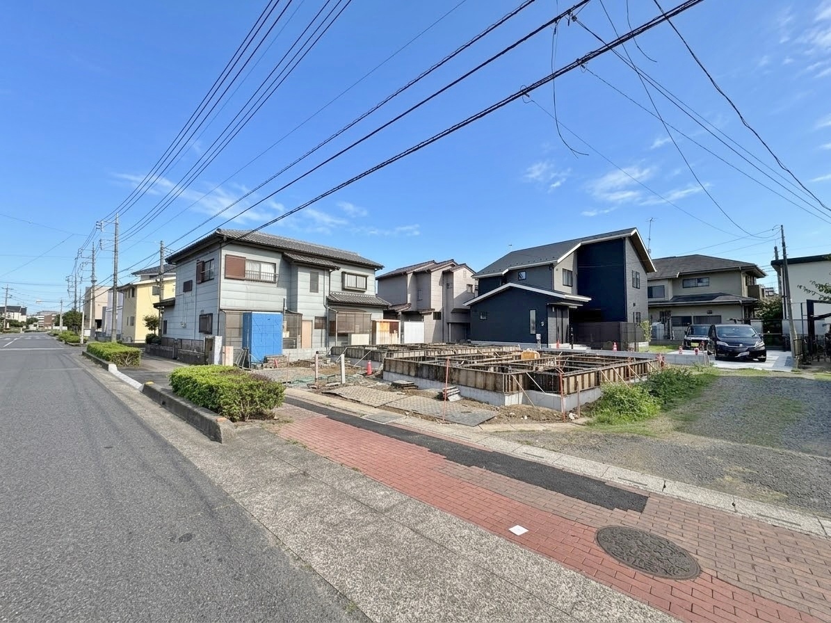 １４m公道に面した角地です。カースペースには２台駐車可能です。(令和8年8月撮影)