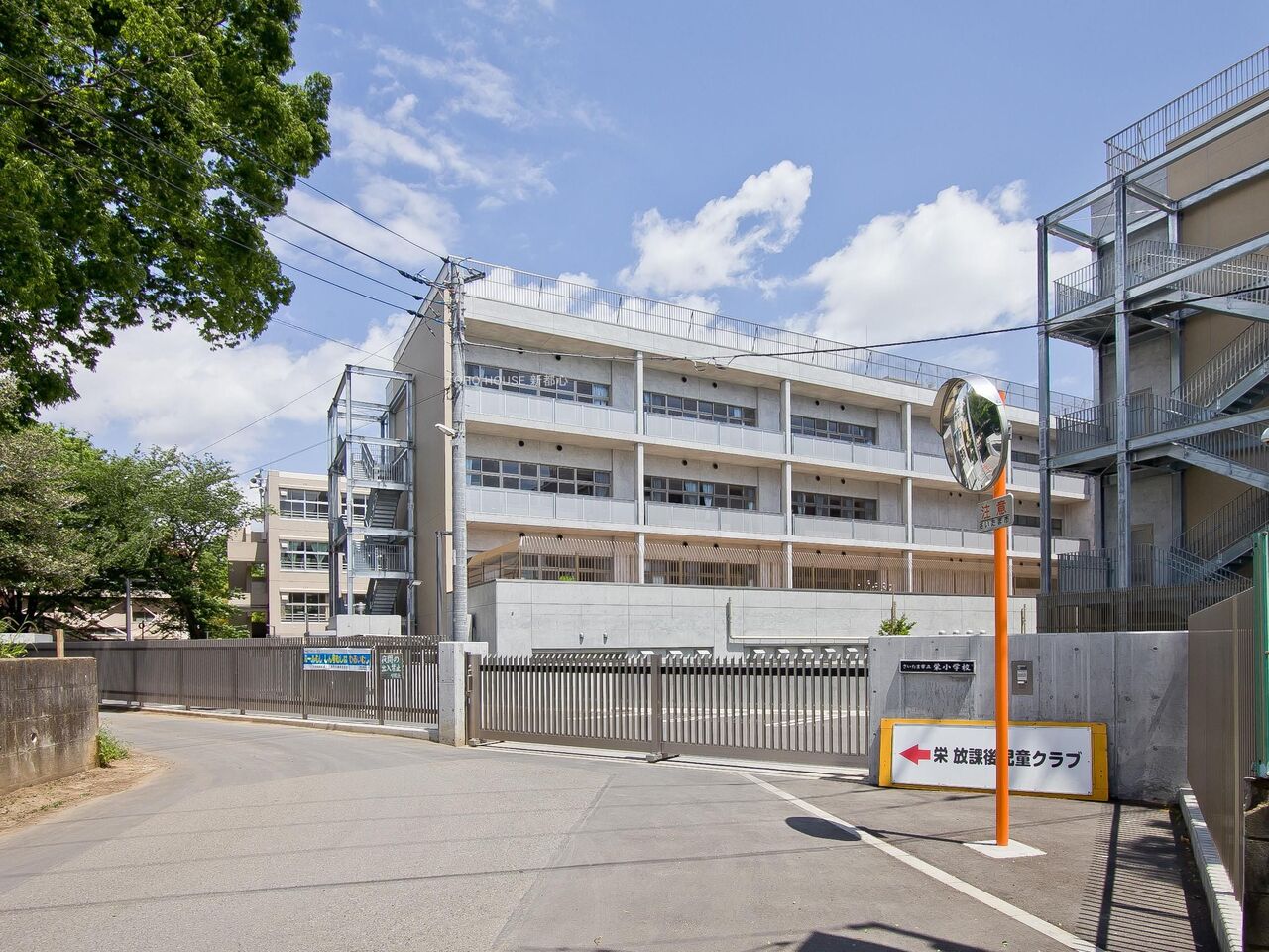 栄小学校まで約527m