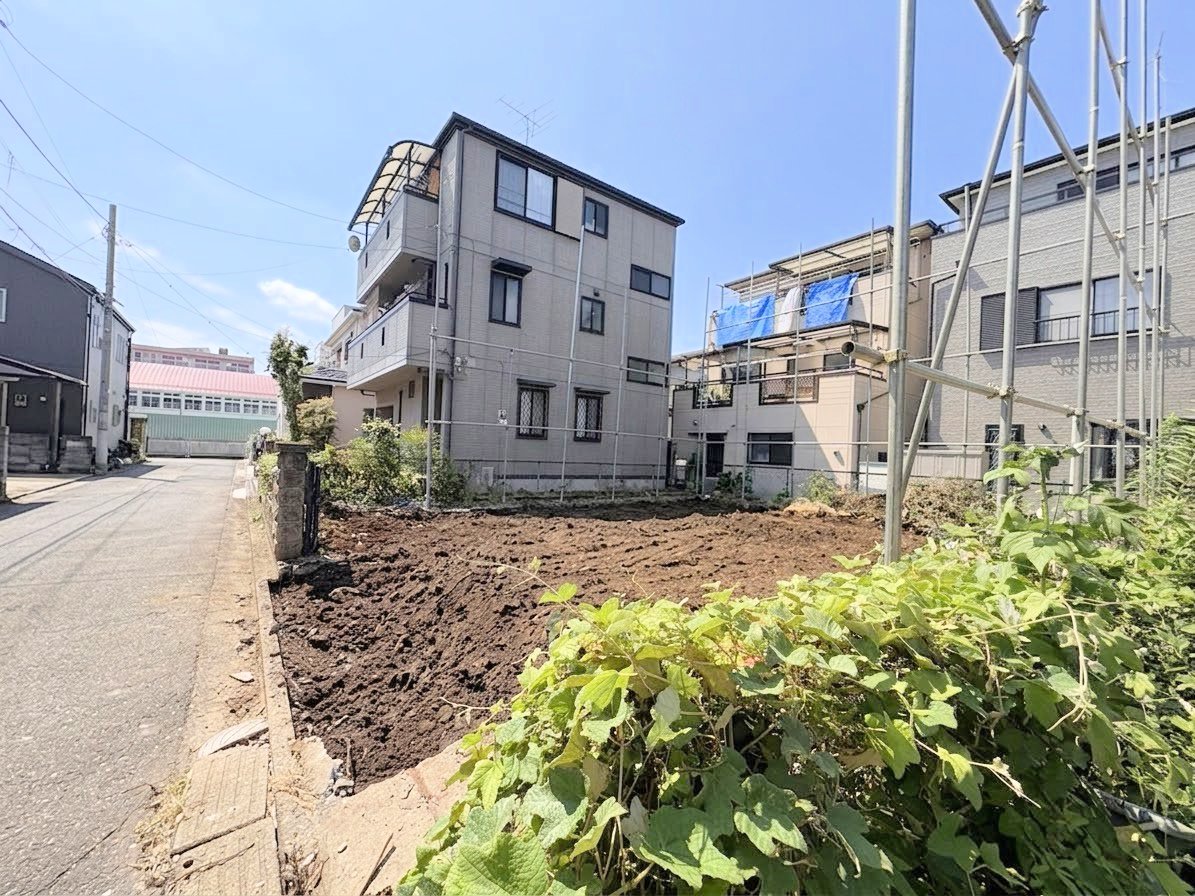 広々としたバルコニーでガーデンピクニック気分も味わえます。(令和8年8月撮影)