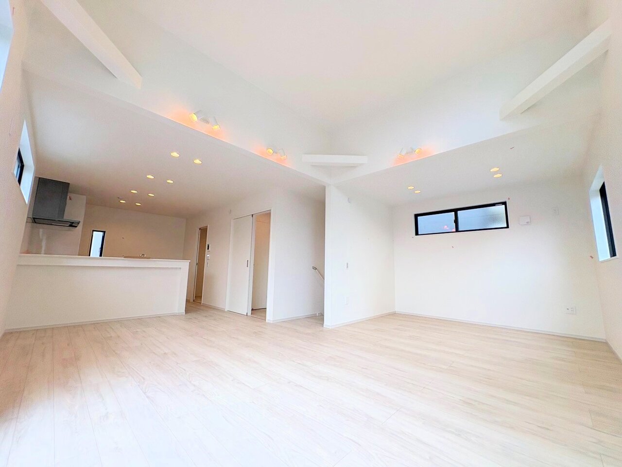 室内には豊かな陽光が注ぎ込み、爽やかな住空間を演出。