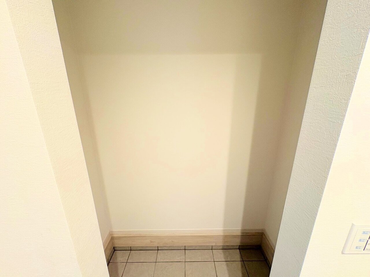室内に持ち込みたくないものをすっきりしまえます。