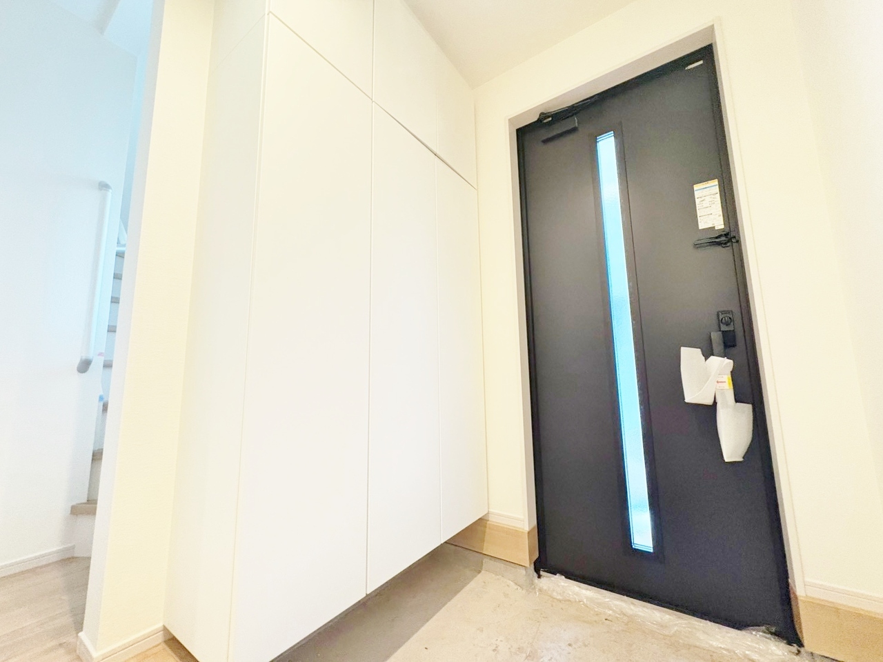 明るさと清潔感を兼ね備えた玄関が建物内へと導きます。