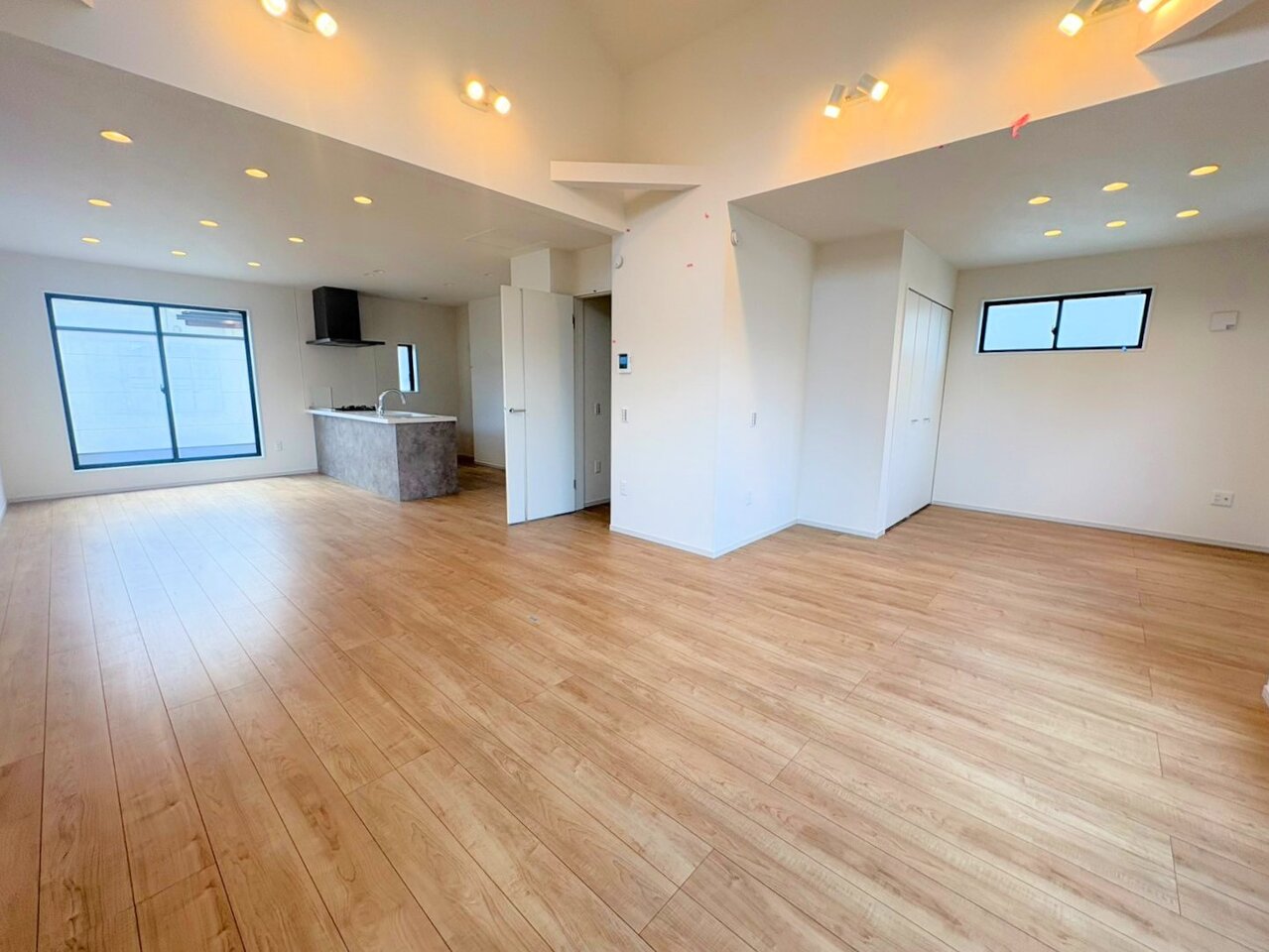 室内には豊かな陽光が注ぎ込み、爽やかな住空間を演出。
