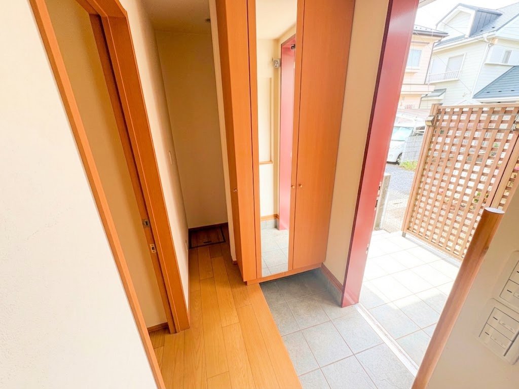 明るさと清潔感を兼ね備えた玄関が建物内へと導きます。