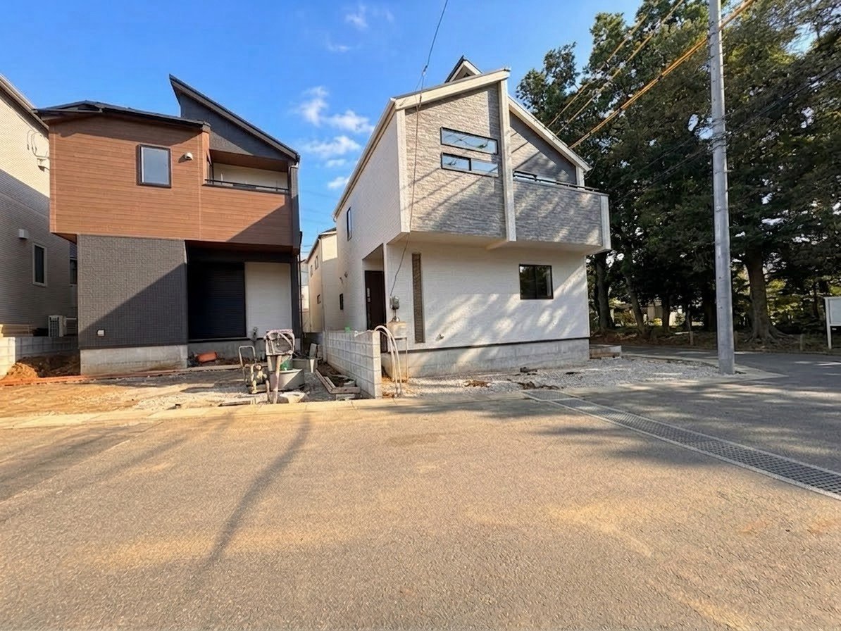 左が当物件です。外観だけでなく、そこに住まうご家族の心地良さを最優先した家。(令和8年8月 撮影)