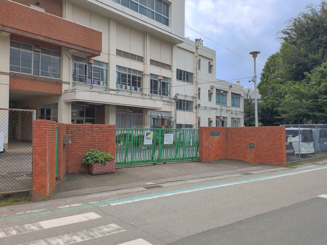 神根東小学校まで約360m