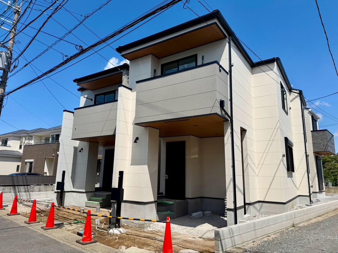 南東角地で日当たり良好。角地という恵まれた条件を活かし、豊かな暮らしを創り出しました。(令和8年8月撮影)