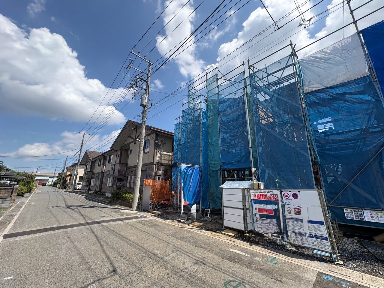 カースペースには並列で2台駐車可能です。(令和8年8月撮影)