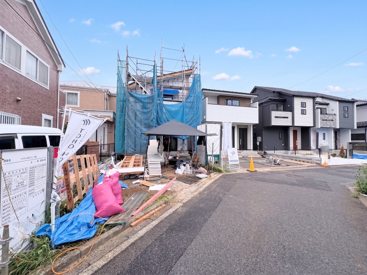 閑静な住宅街に佇みます。陽当り良好なお住まい。(令和8年9月撮影)