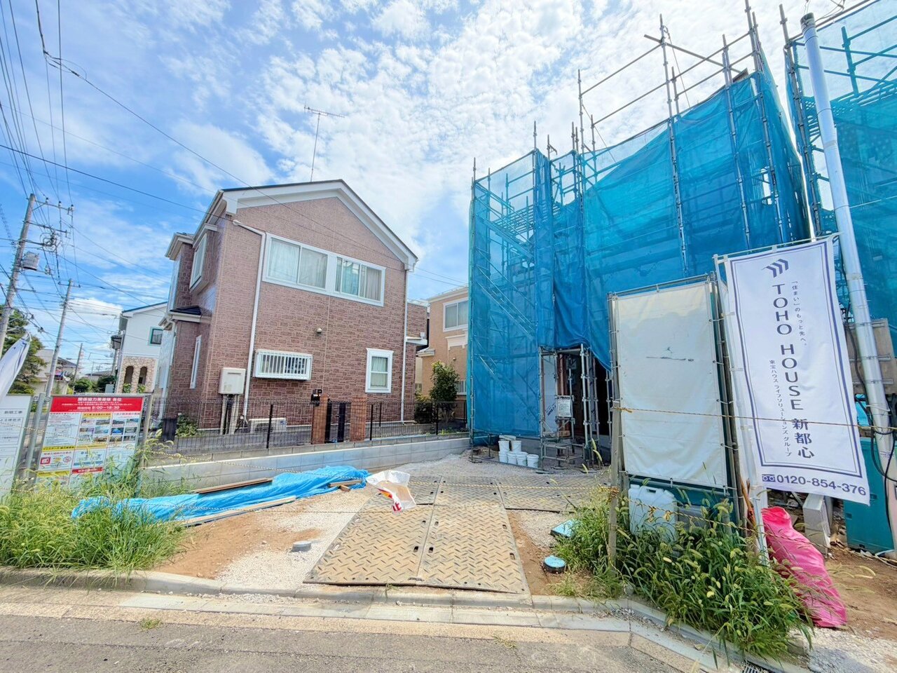 リビング上部の吹き抜けは明るく広がりのある空間を創出。(令和8年8月撮影)