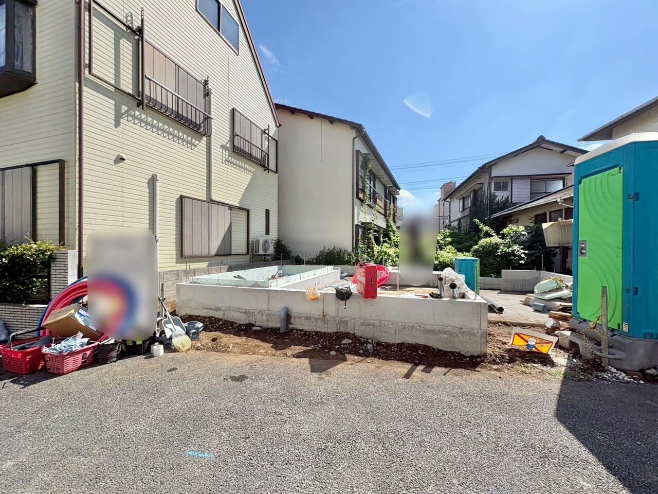 スーパーやコンビニなどが徒歩圏内にあり、買い物に便利な住環境です。(令和8年8月 撮影)