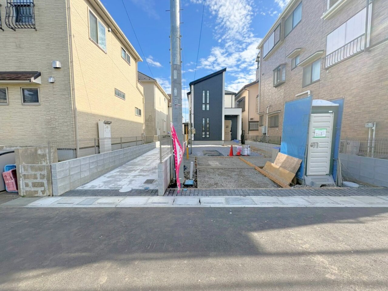 ゆとりの敷地61.8坪以上、広々とした南庭が魅力の邸宅です。(令和8年9月撮影)