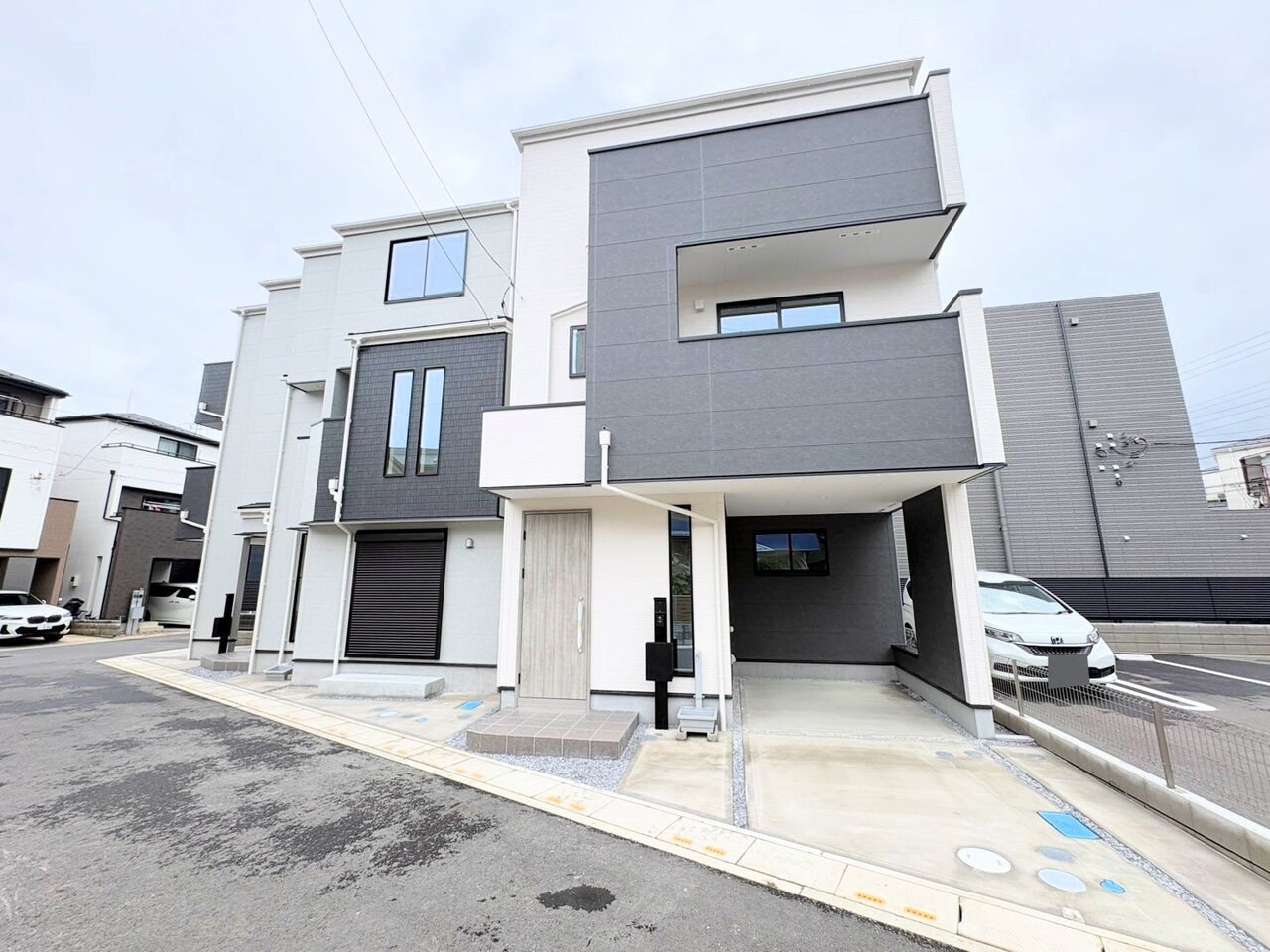 【1号棟】右のお住まい。南浦和駅まで徒歩12分、6m公道に面したお住まいです。
