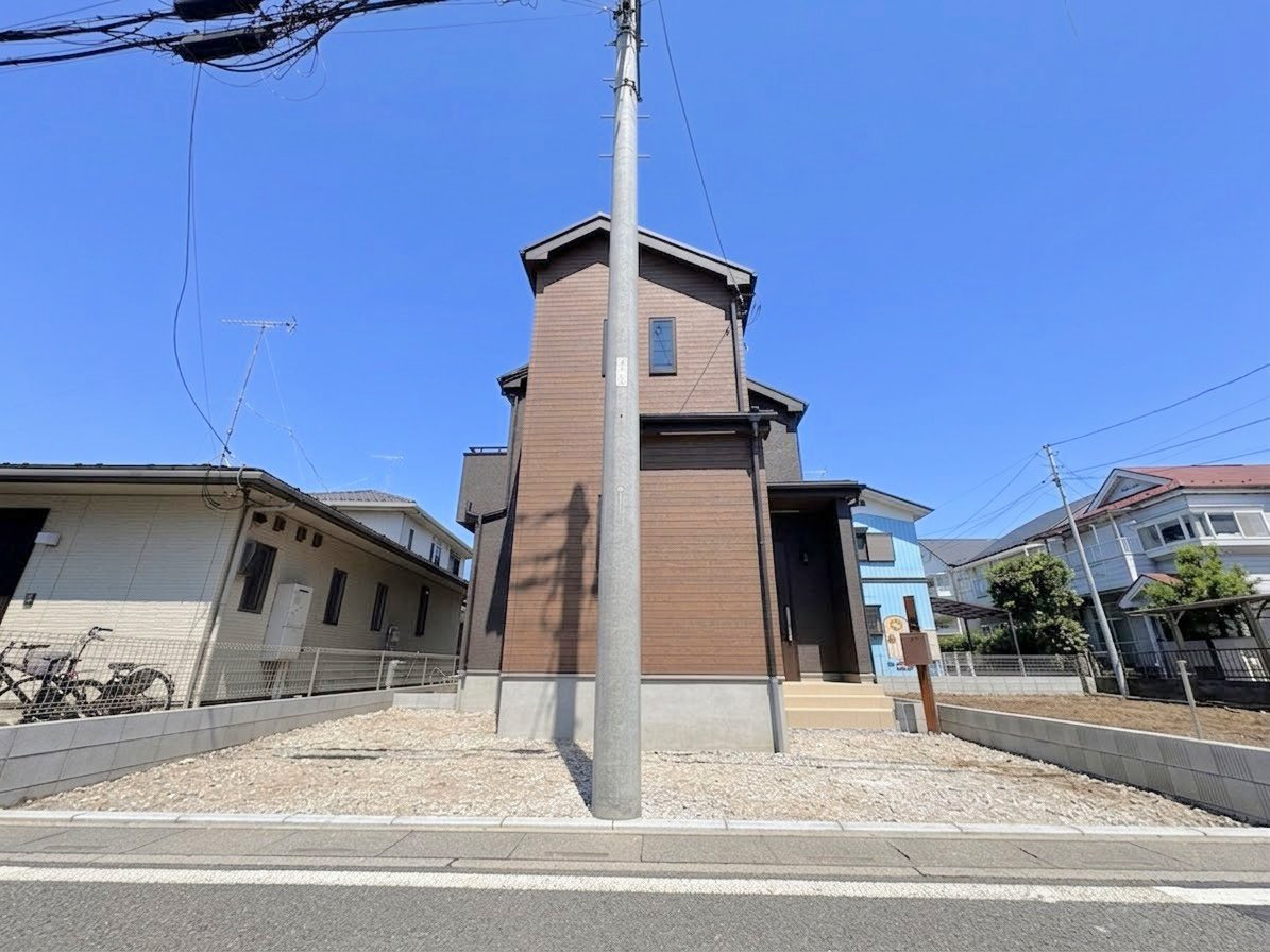 全居室南向きにつき陽当り良好な４LDKのお住まい。個性を主張しつつも、知性と品格を感じさせる佇まい。