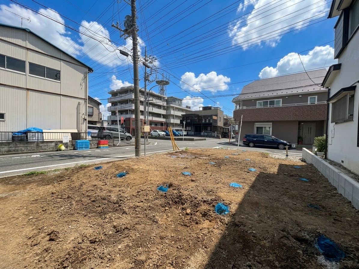 コンビニやスーパー商業施設など充実した住環境で買い物にも便利なエリアです。(令和8年8月撮影)