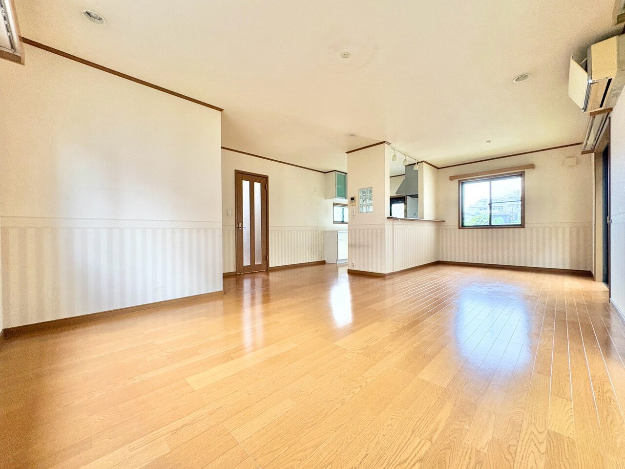 室内には豊かな陽光が注ぎ込み、爽やかな住空間を演出。