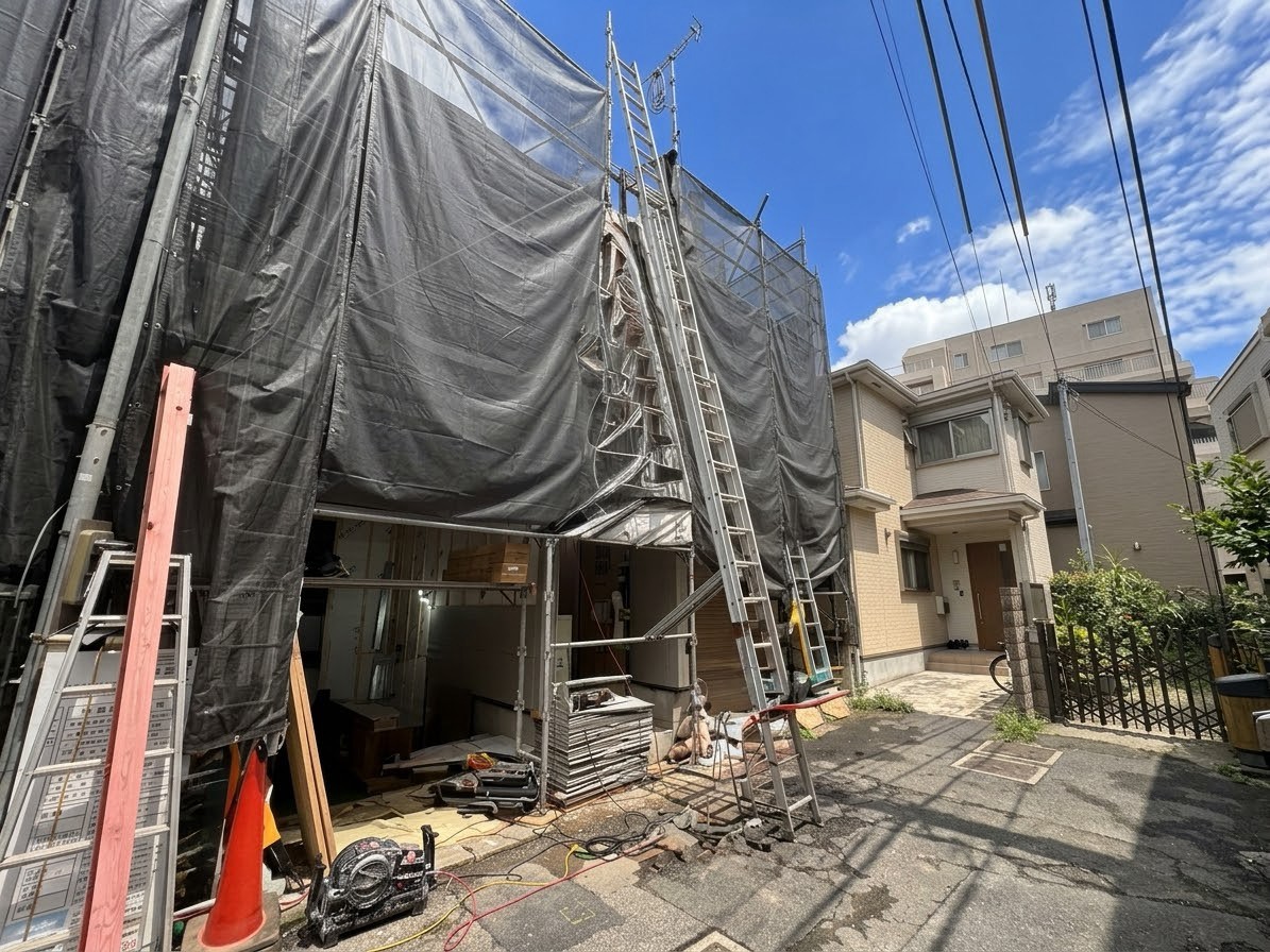 ２階ＬＤＫは明るく照らすことのできるバルコニーに面した空間。(令和8年9月撮影)