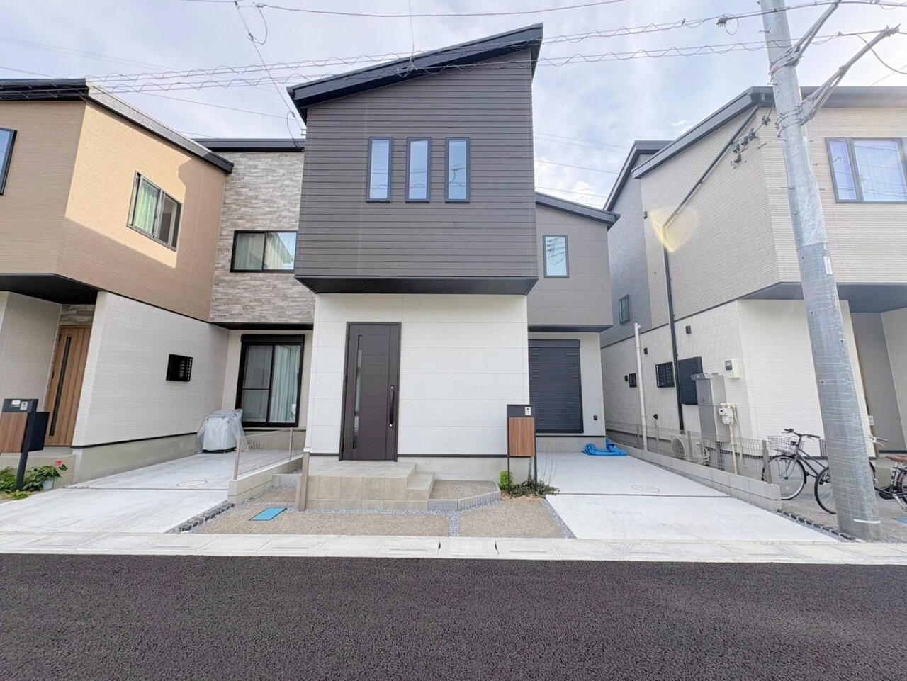 指扇駅まで徒歩１１分、洗練されたデザインの外観が街並みに彩りを演出します。