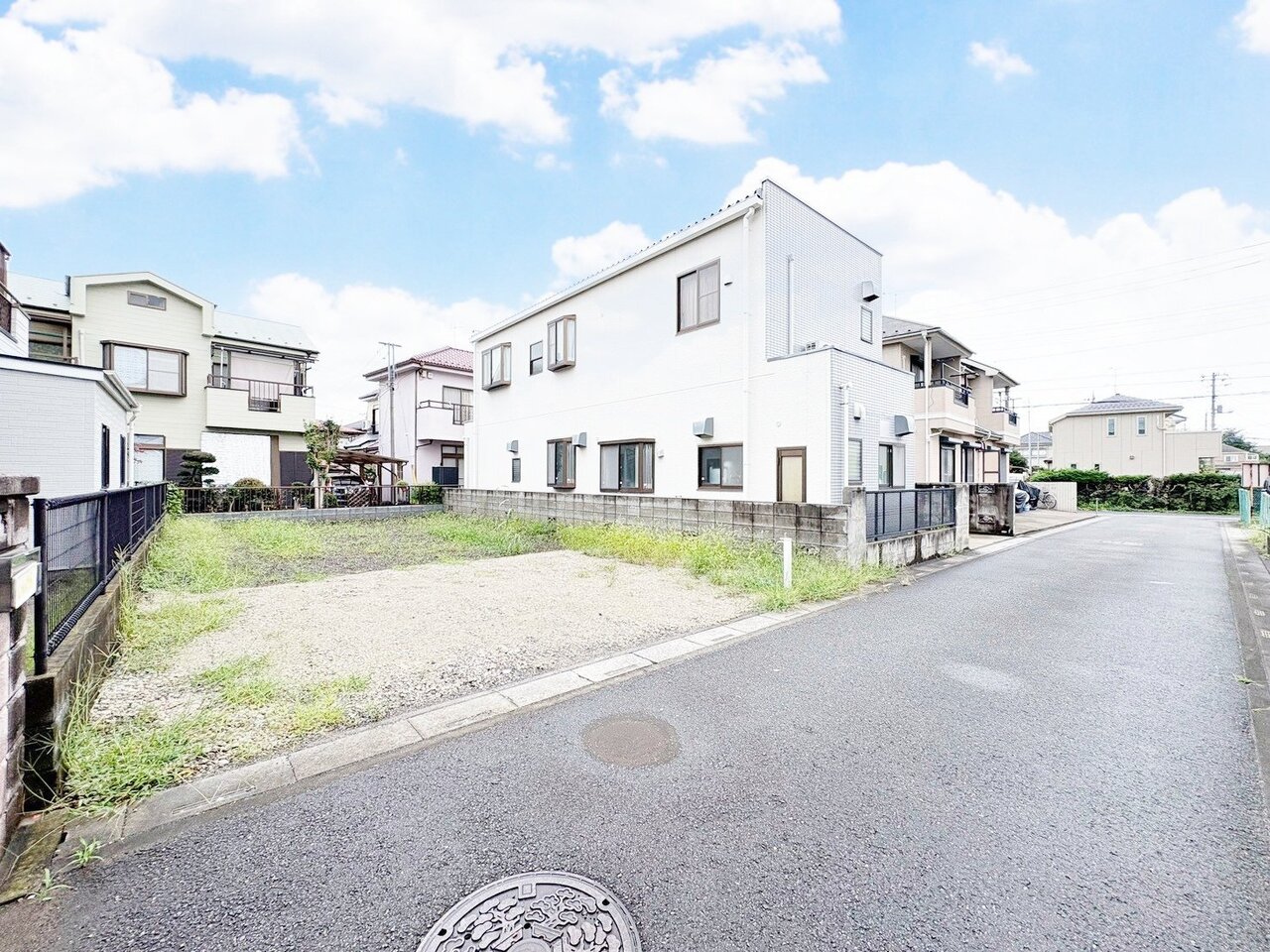 ワイドバルコニーは2部屋から行き来可能です。(令和8年9月 撮影)