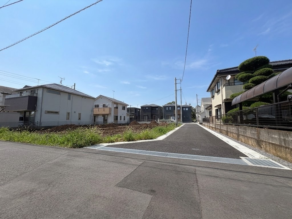 徒歩圏に商業施設や公共施設、病院など生活に必要な施設が集まっています。(令和8年9月 撮影)