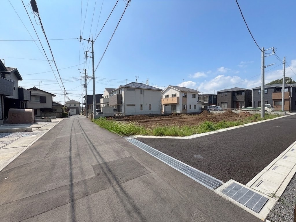 生活道路に接した角地形状の敷地。周辺は戸建て中心の街並みが広がり開放感UPです。(令和8年9月 撮影)