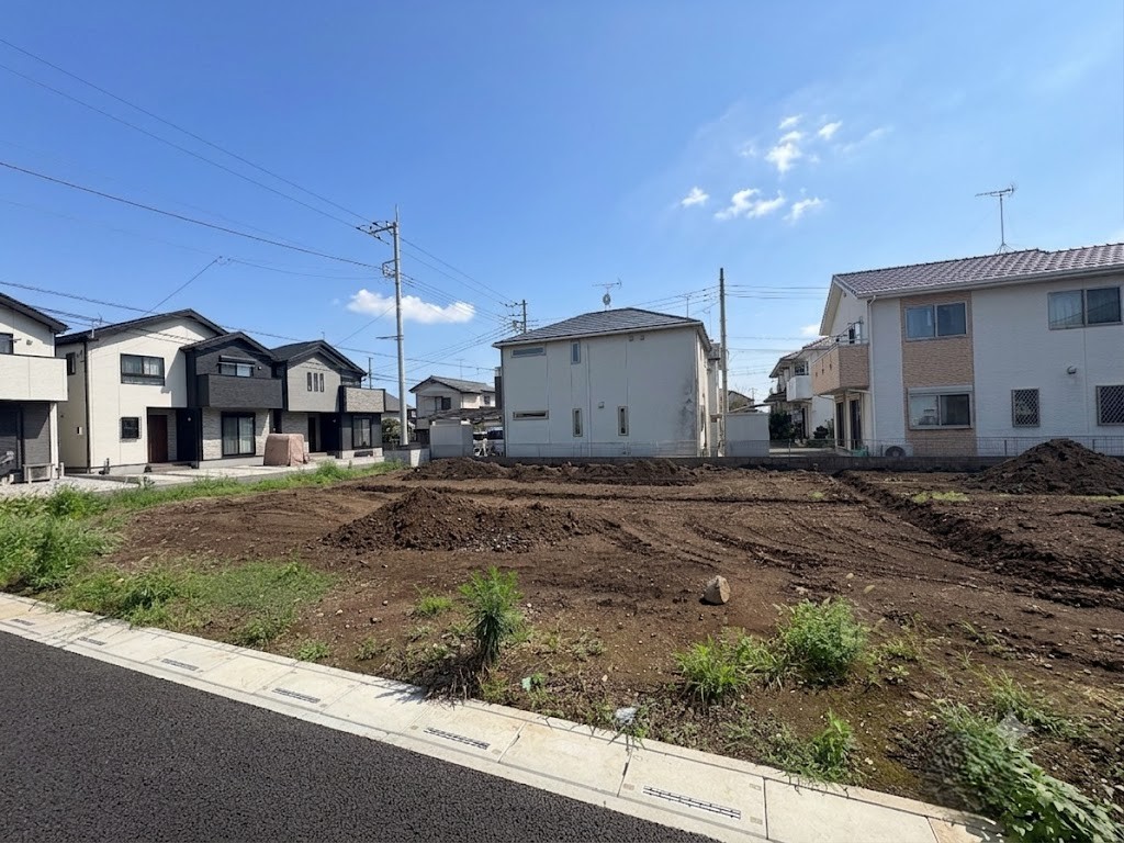 車通りの少ない道路に面した閑静な住宅街に位置してます。(令和8年9月 撮影)
