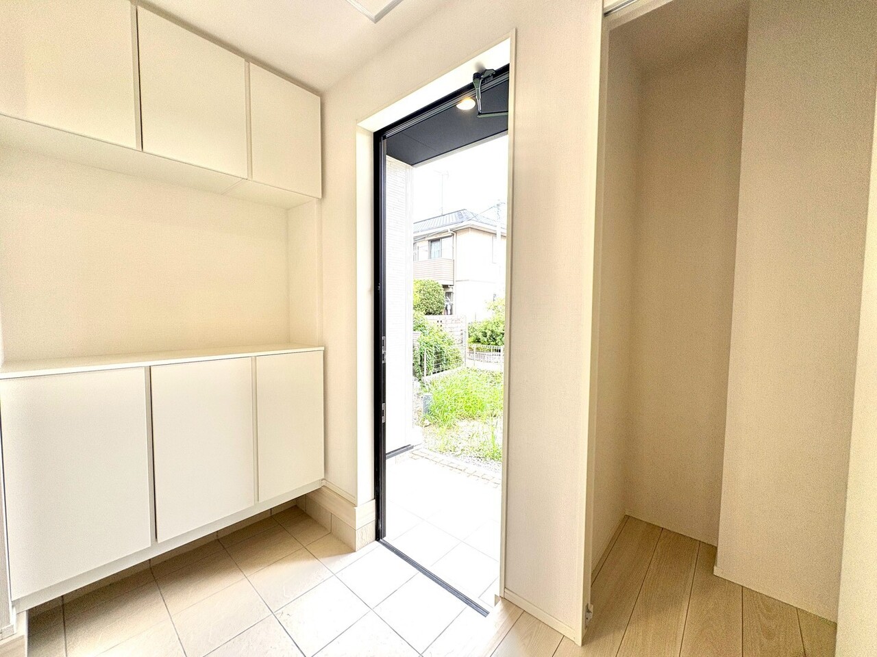 素材感のある清楚な玄関は住まいを彩ります。