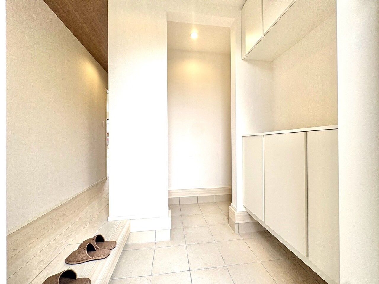明るさと清潔感を兼ね備えた玄関が建物内へと導きます。