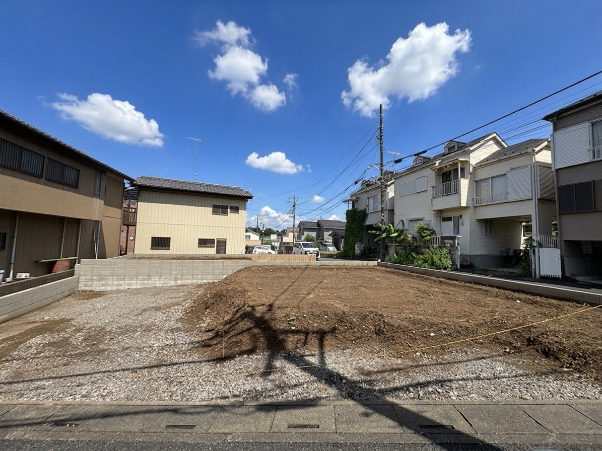 南側に設けたバルコニーは二部屋から出入り可能です。(令和8年9月撮影)