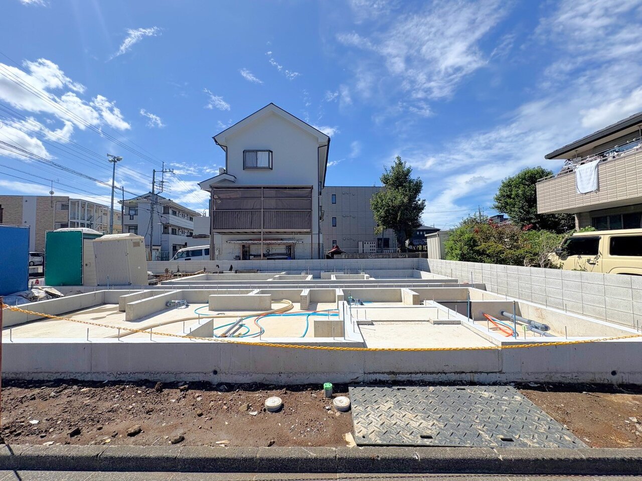 戸田駅まで徒歩17分の南公道面です。(令和8年9月撮影)