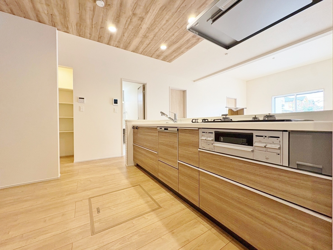 ダイニングとつながるキッチンからは部屋中が見渡せます。