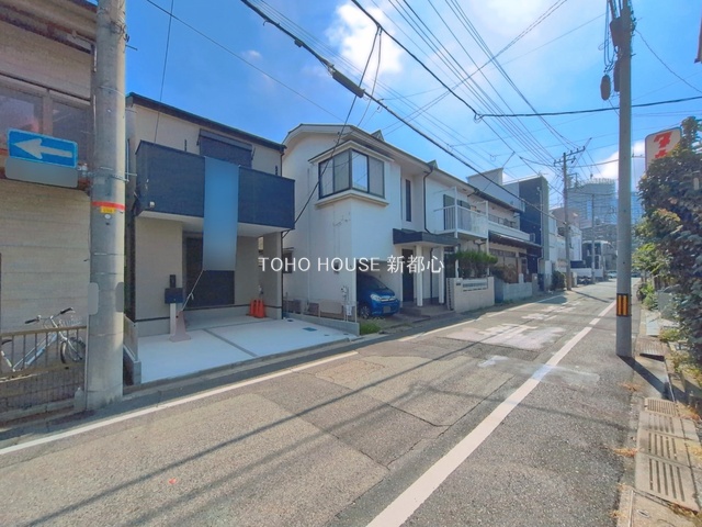 いつまでも輝き続けて、いつしか街の風景に溶け込んでいきます。