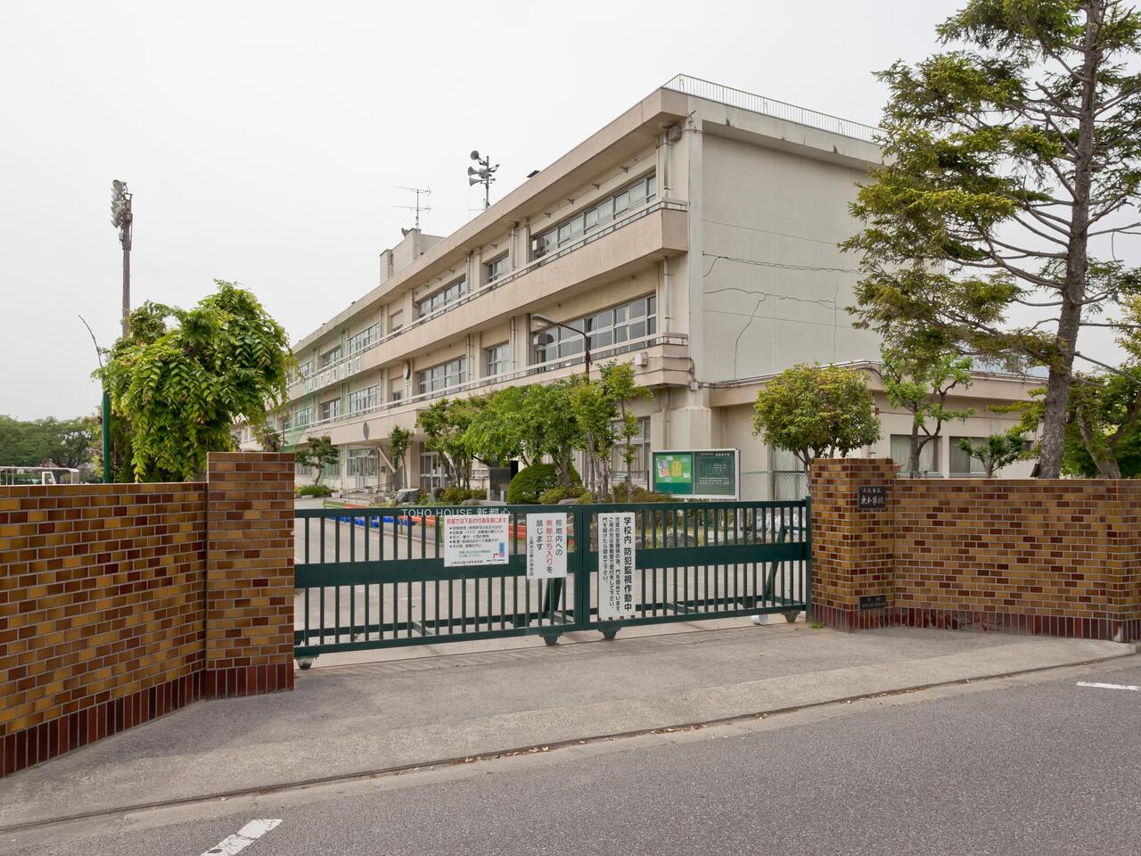 東小学校まで約1000m