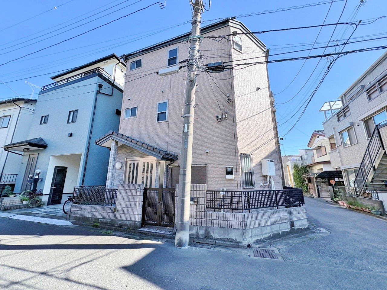 前面道路はゆとりある6m幅員。陽光あふれる角地に佇む優雅な邸宅。
