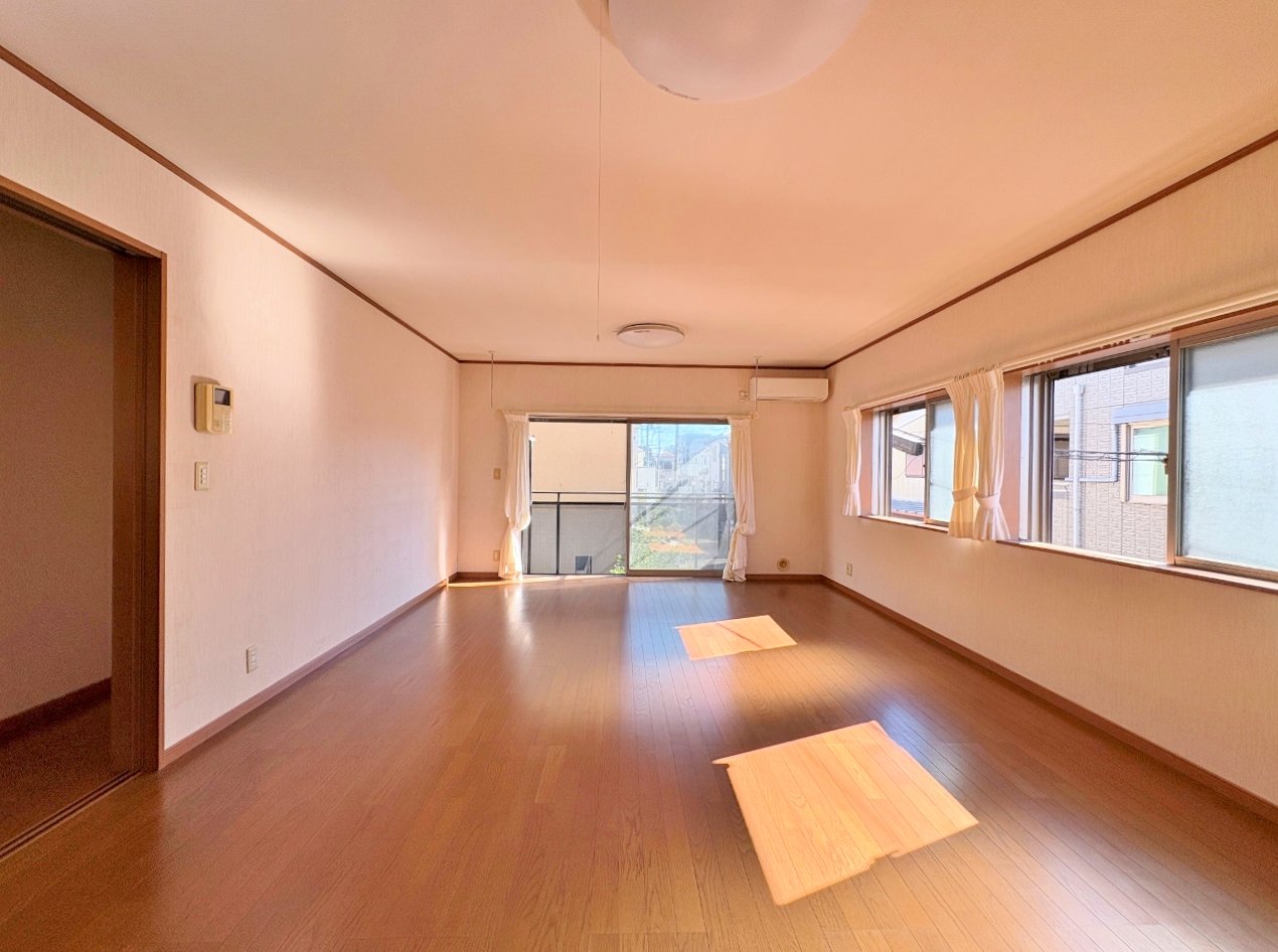 室内には豊かな陽光が注ぎ込み、爽やかな住空間を演出。