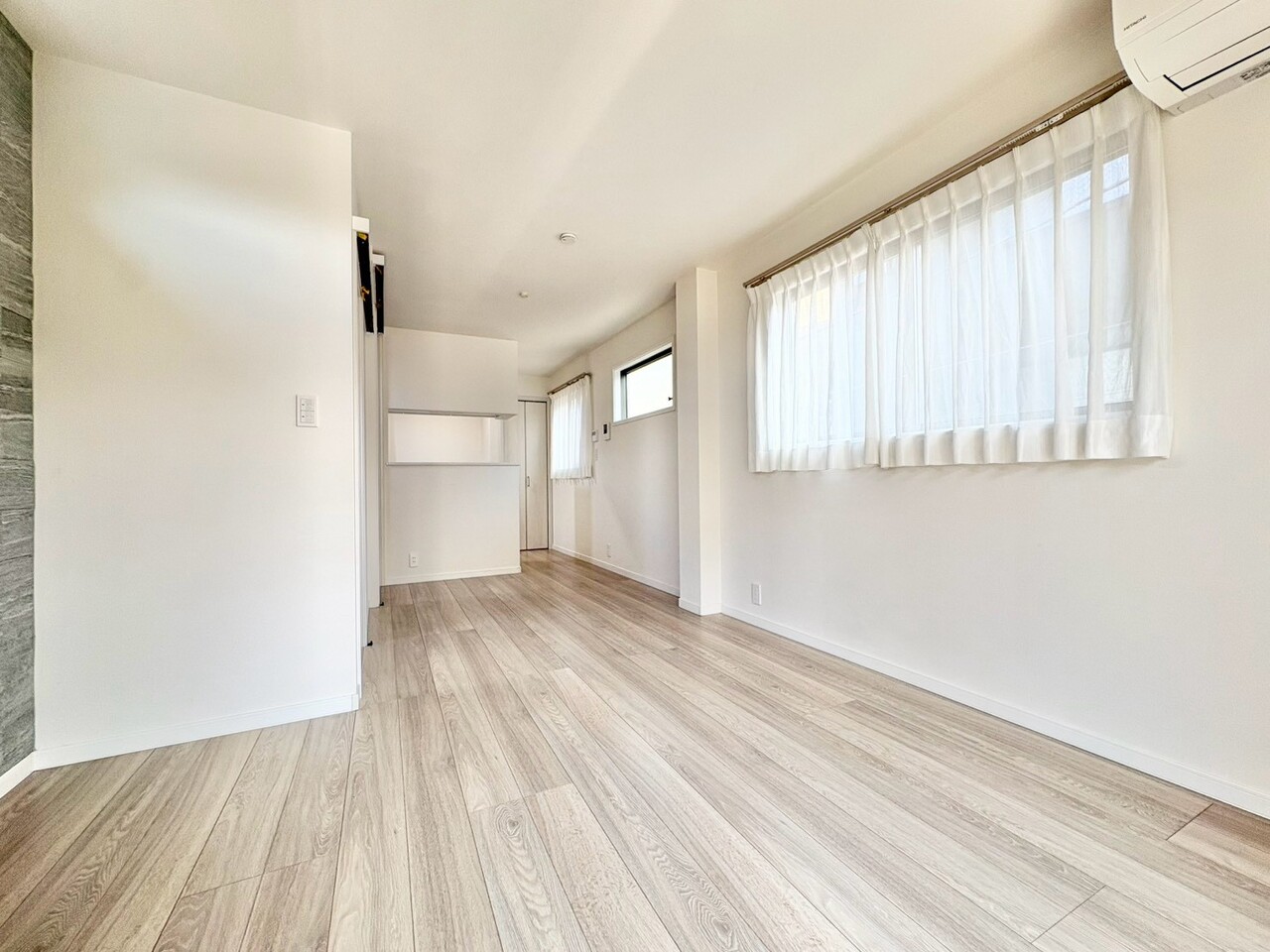 室内には豊かな陽光が注ぎ込み、爽やかな住空間を演出。