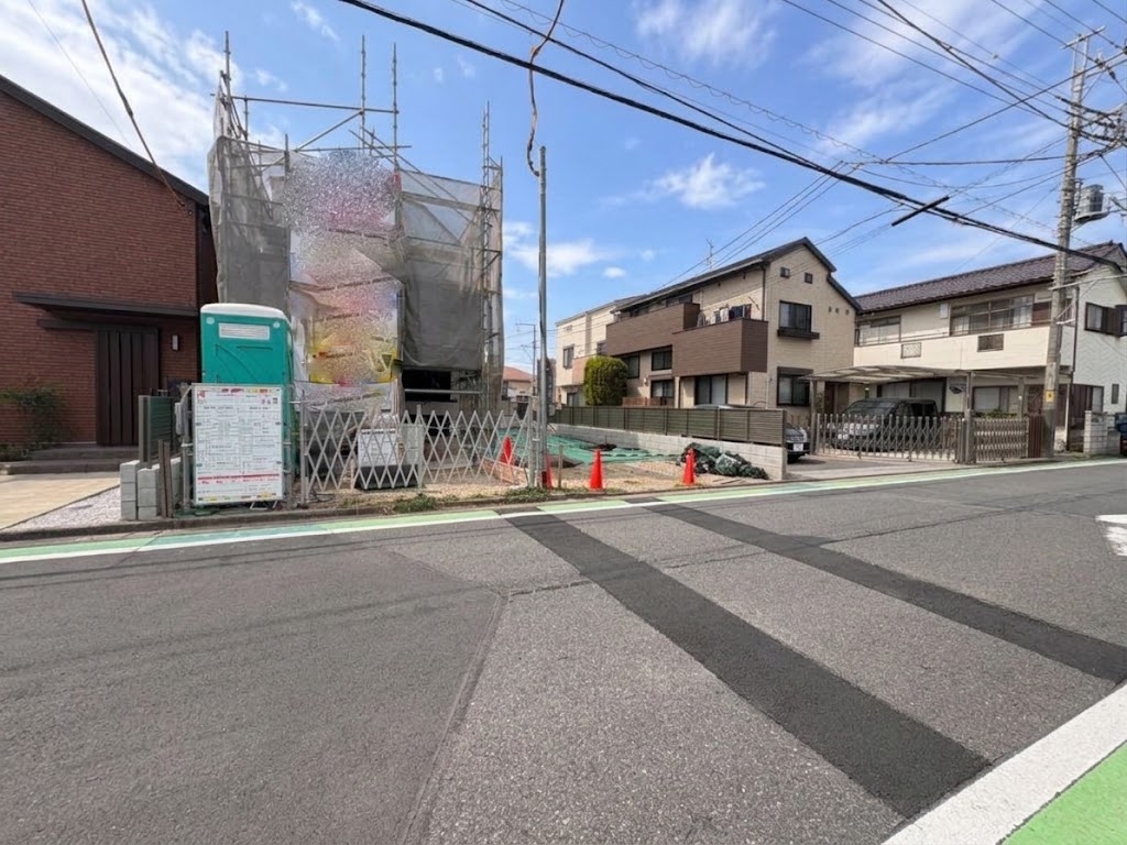 いつまでも輝き続けて、いつしか街の風景に溶け込んでいきます。(令和8年10月撮影)