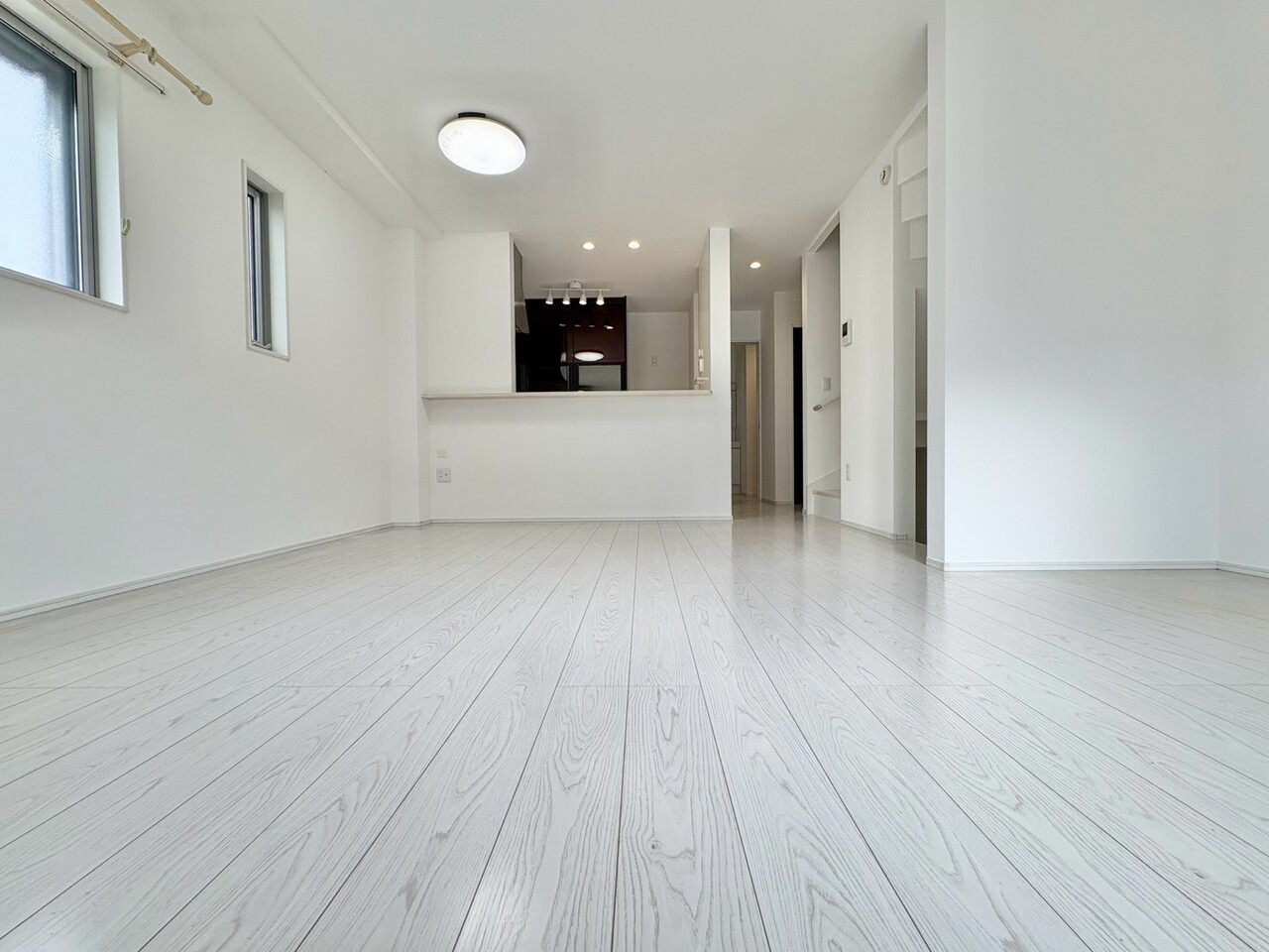 室内には豊かな陽光が注ぎ込み、爽やかな住空間を演出。