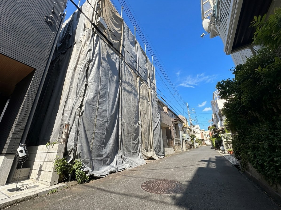 近隣にはスーパー、コンビニがあり便利な住環境。(令和8年10月 撮影)