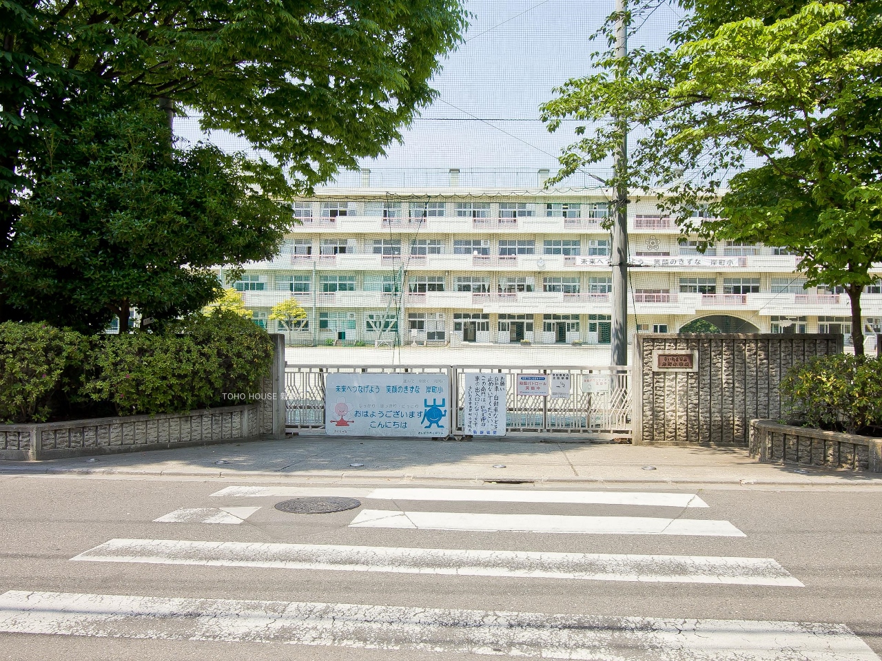 岸町小学校まで約140m