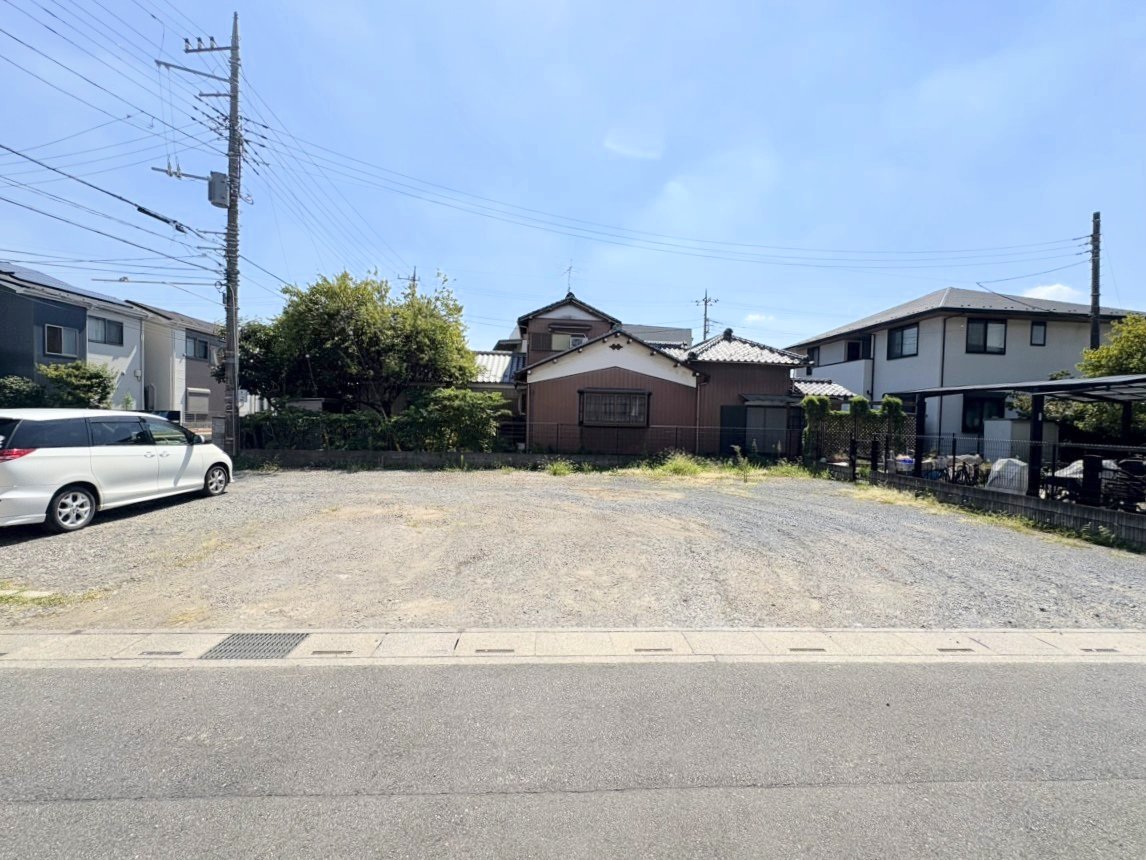 スーパーやコンビニなど徒歩10分圏内にあり、買い物便利な住環境。