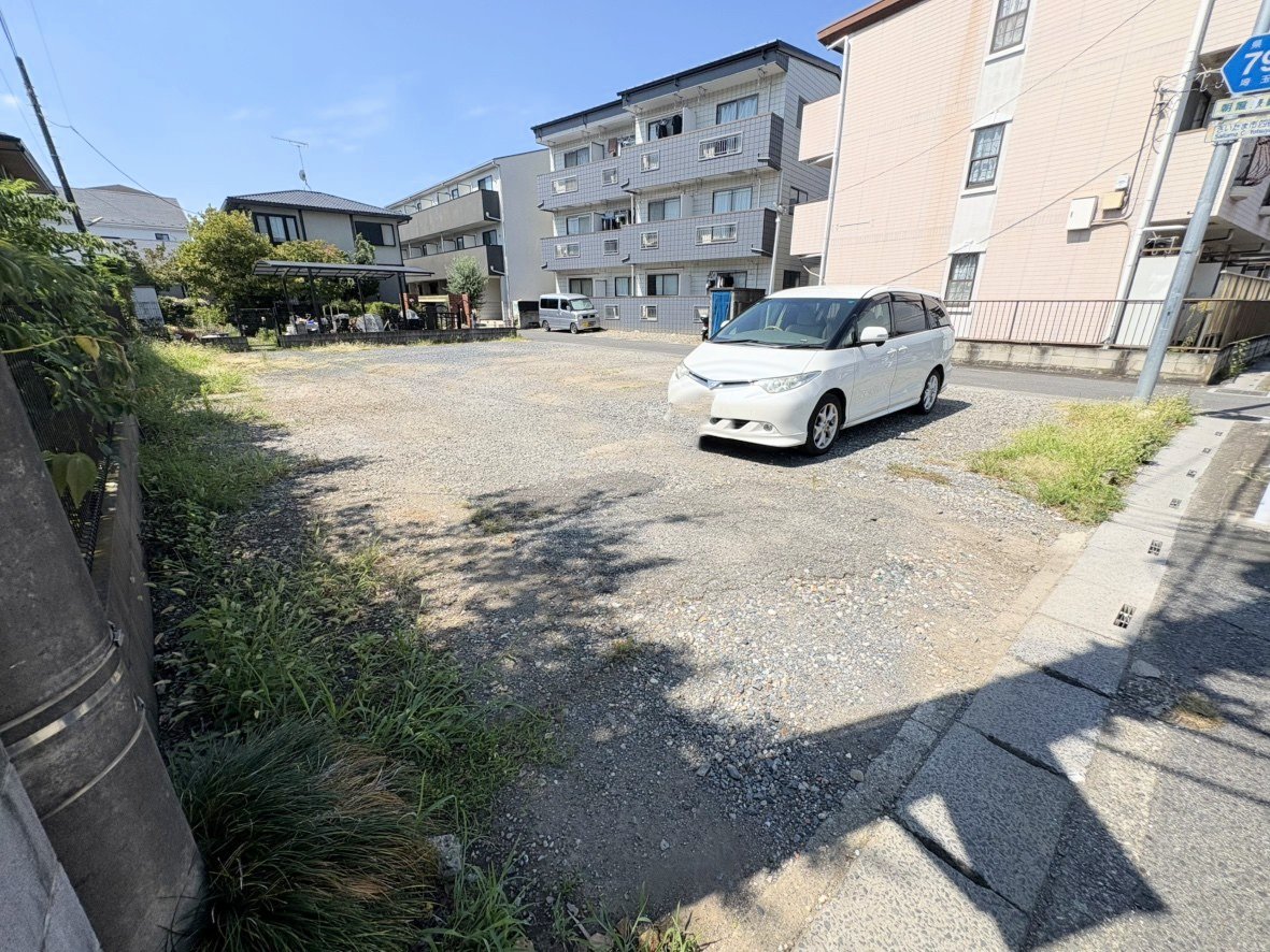 スーパーやコンビニなど徒歩10分圏内にあり、買い物便利な住環境。