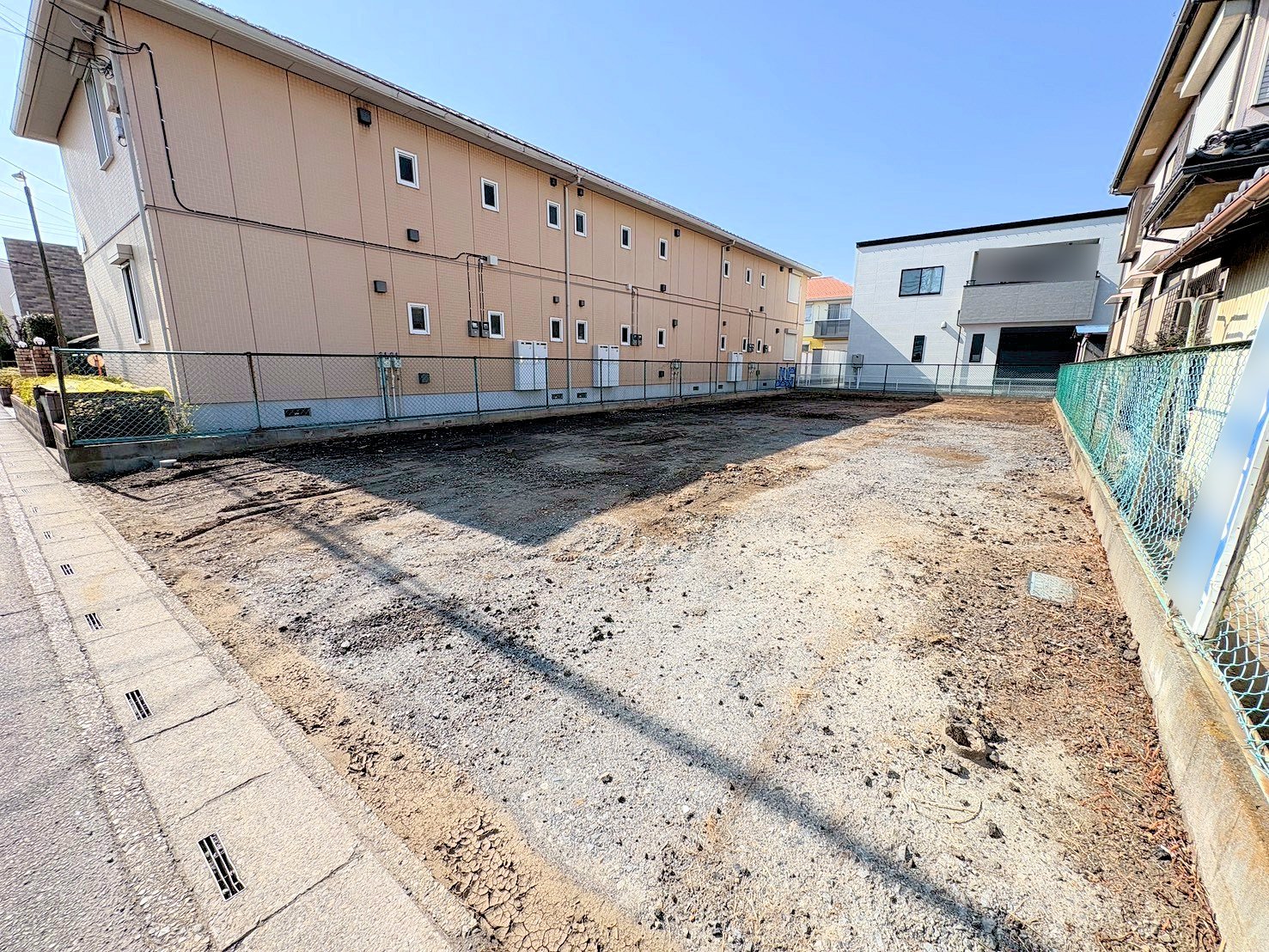 前面道路はゆったり幅員8m公道です。