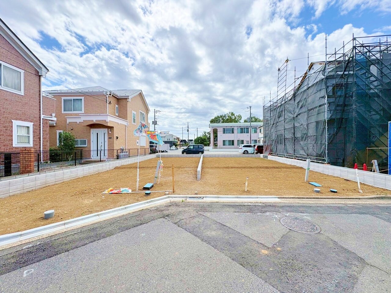近隣にはスーパーやコンビニ、ドラッグストアなどが徒歩圏内にございます。