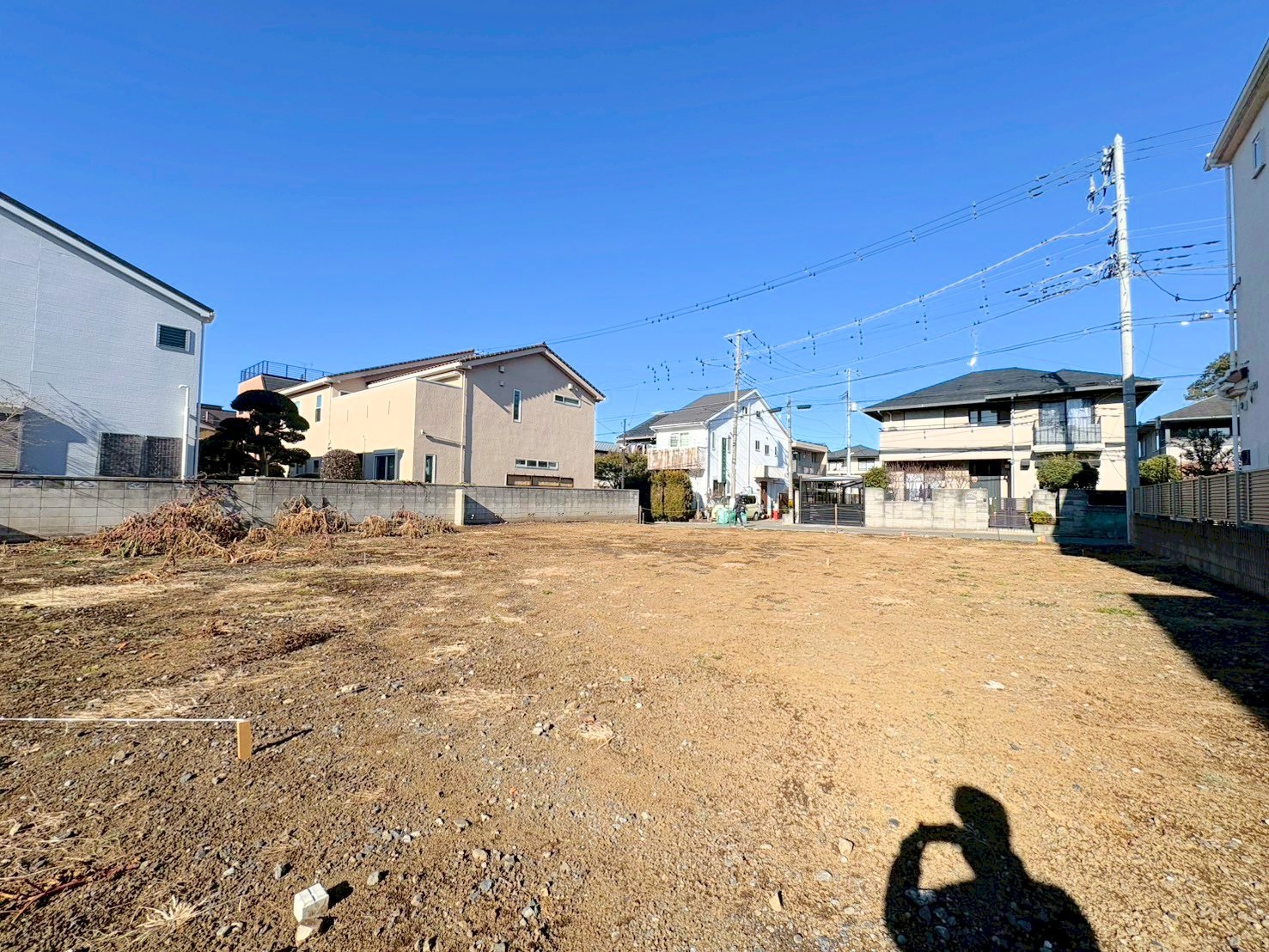 スーパーやコンビニなどが徒歩圏内にあり、買い物に便利な住環境です。