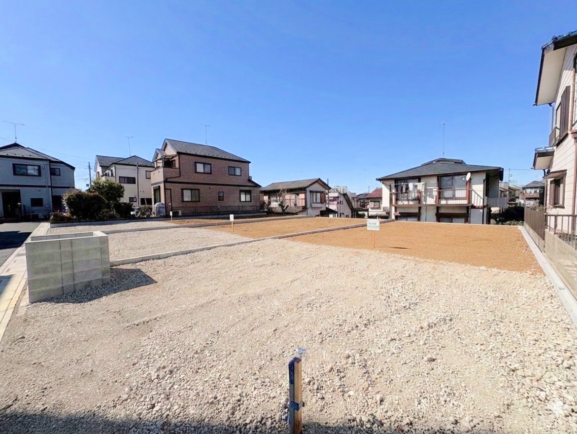 敷地面積は広々４２坪超、建築条件付きの売地です。