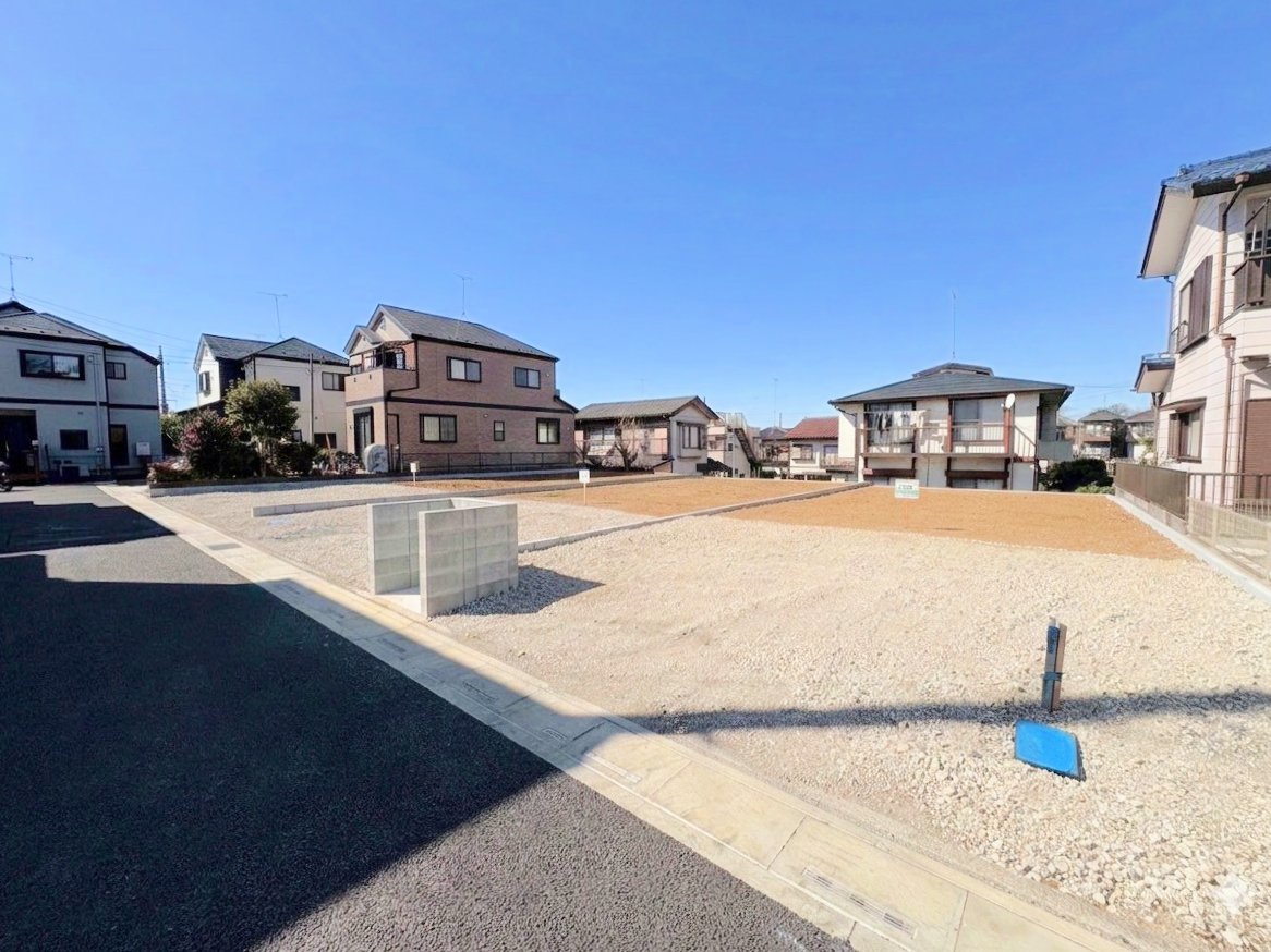 南側公道に面し、陽当り良好です。