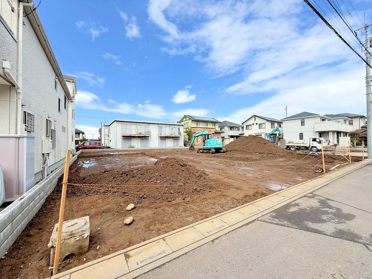南側６m公道に面しています。スーパーやコンビニなど徒歩圏内にございます。