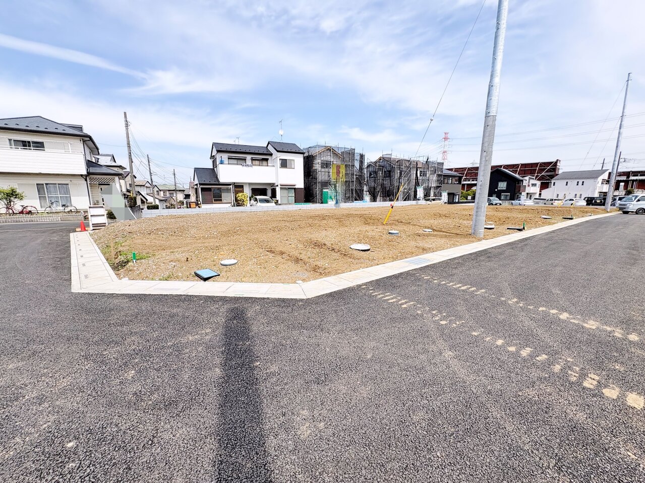 周辺には商業施設など徒歩圏内にあり、便利な立地です。